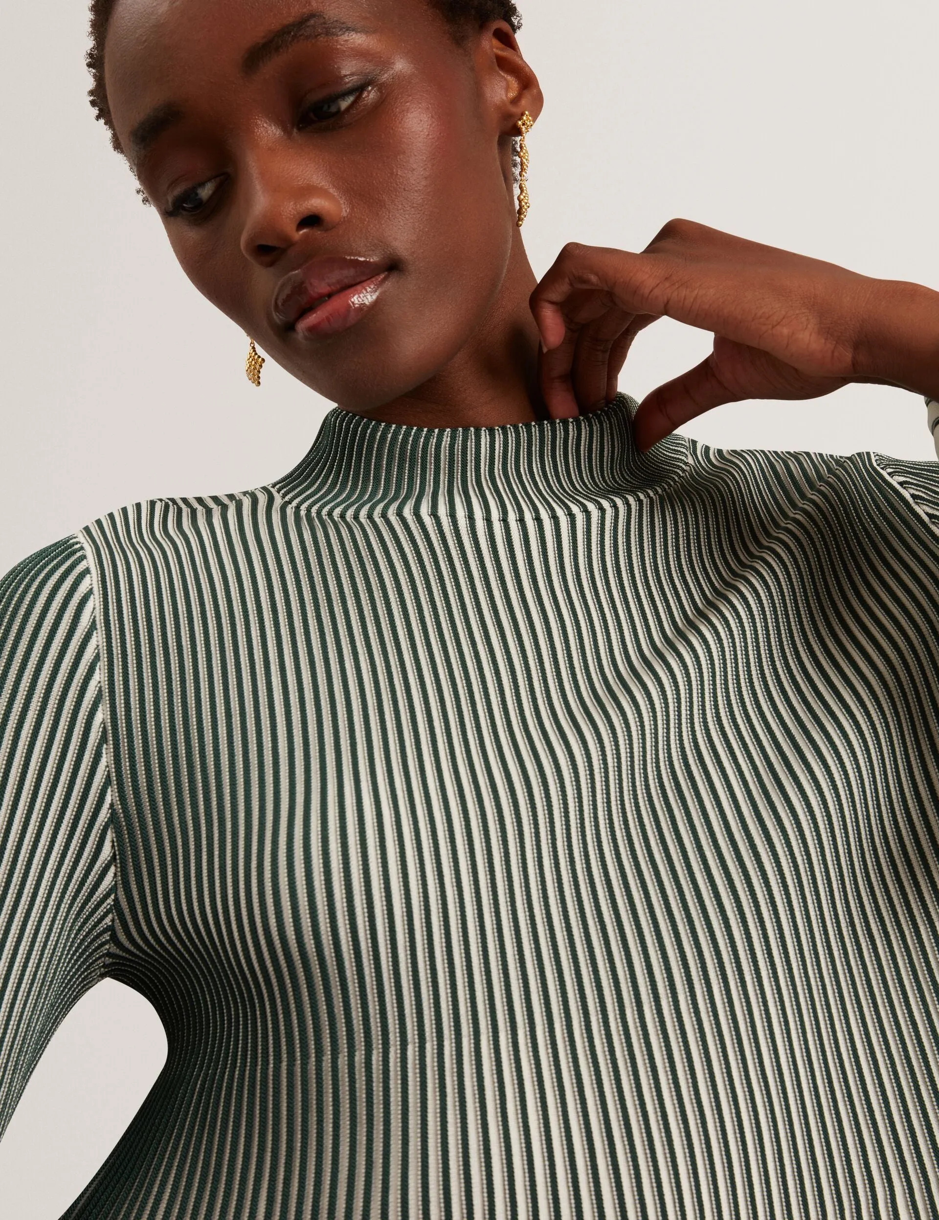 AERIS | DK-GREEN Snug feel Minimalist Stitching