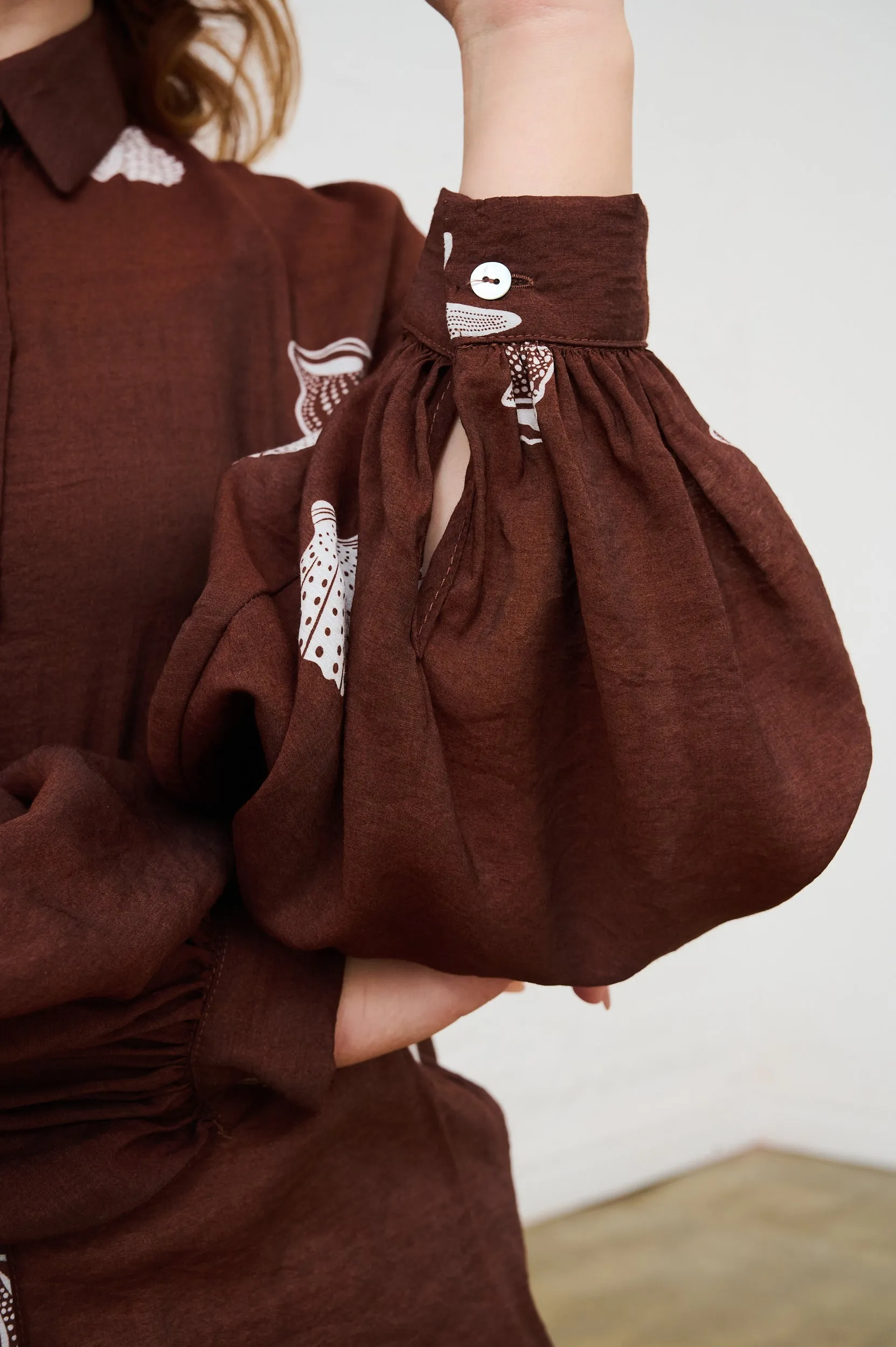 Soft Lining FadeResistant Coating Bellow Sleeve Shirt in Choc/Milk Shells