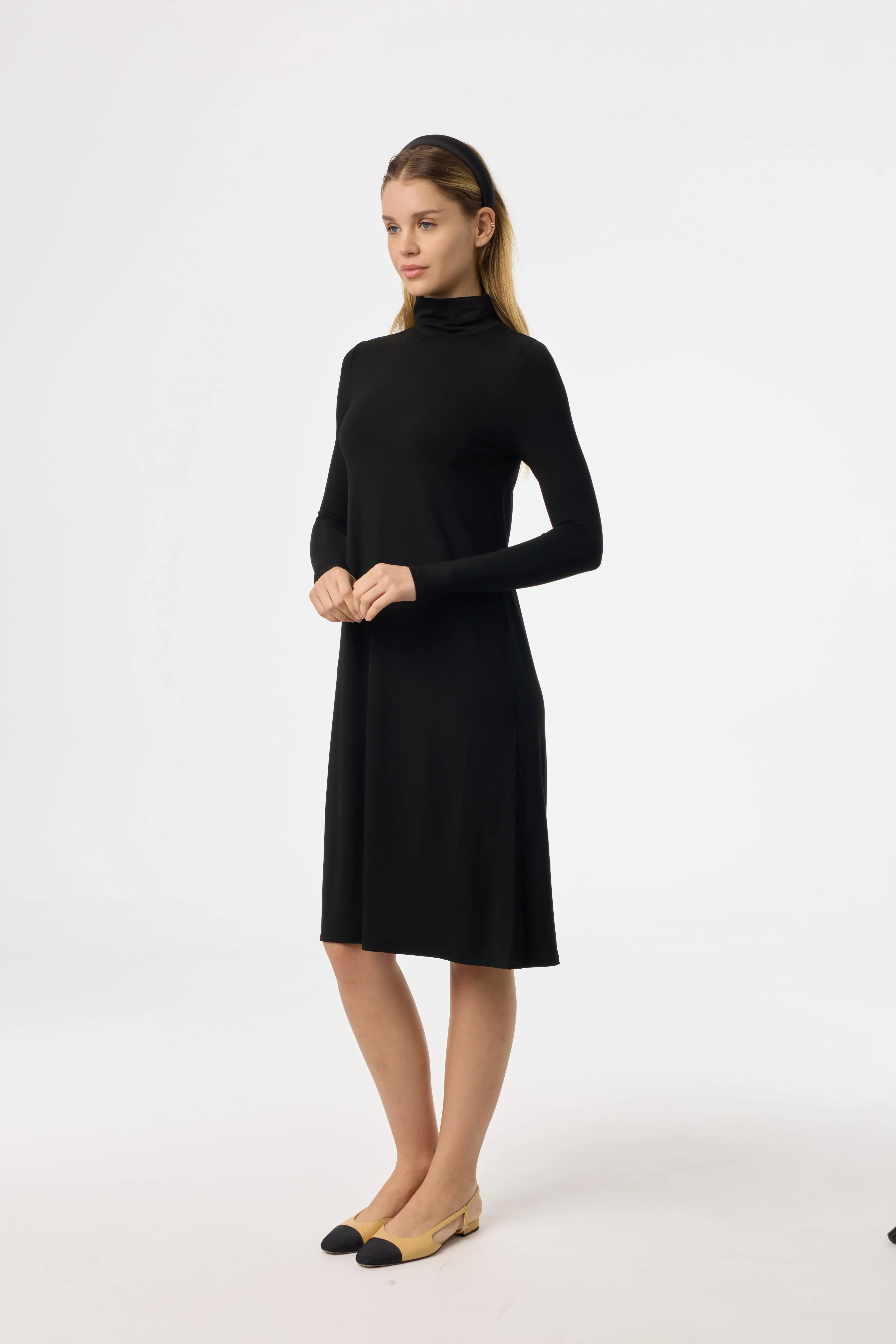 Contemporary Fit Event Mood Black Turtleneck Dress