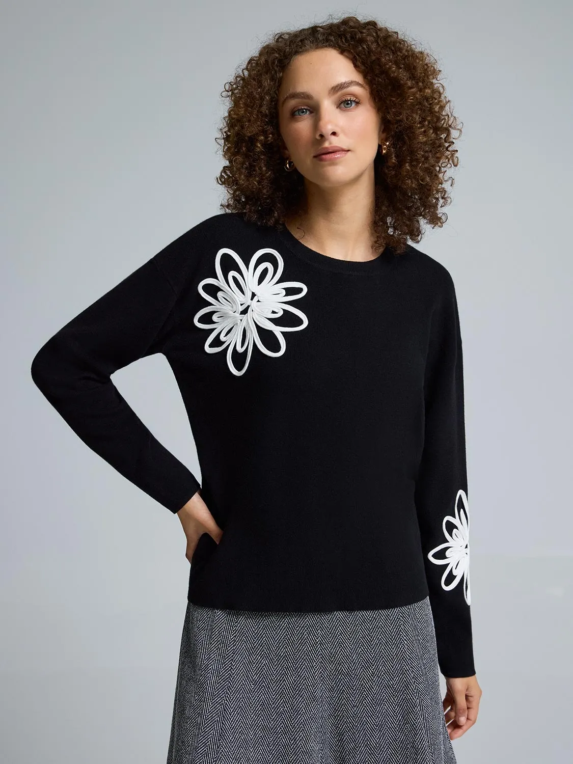 Contrast Floral Soutache Pullover Sweater Elastic Seamless Design Ventilated Panels