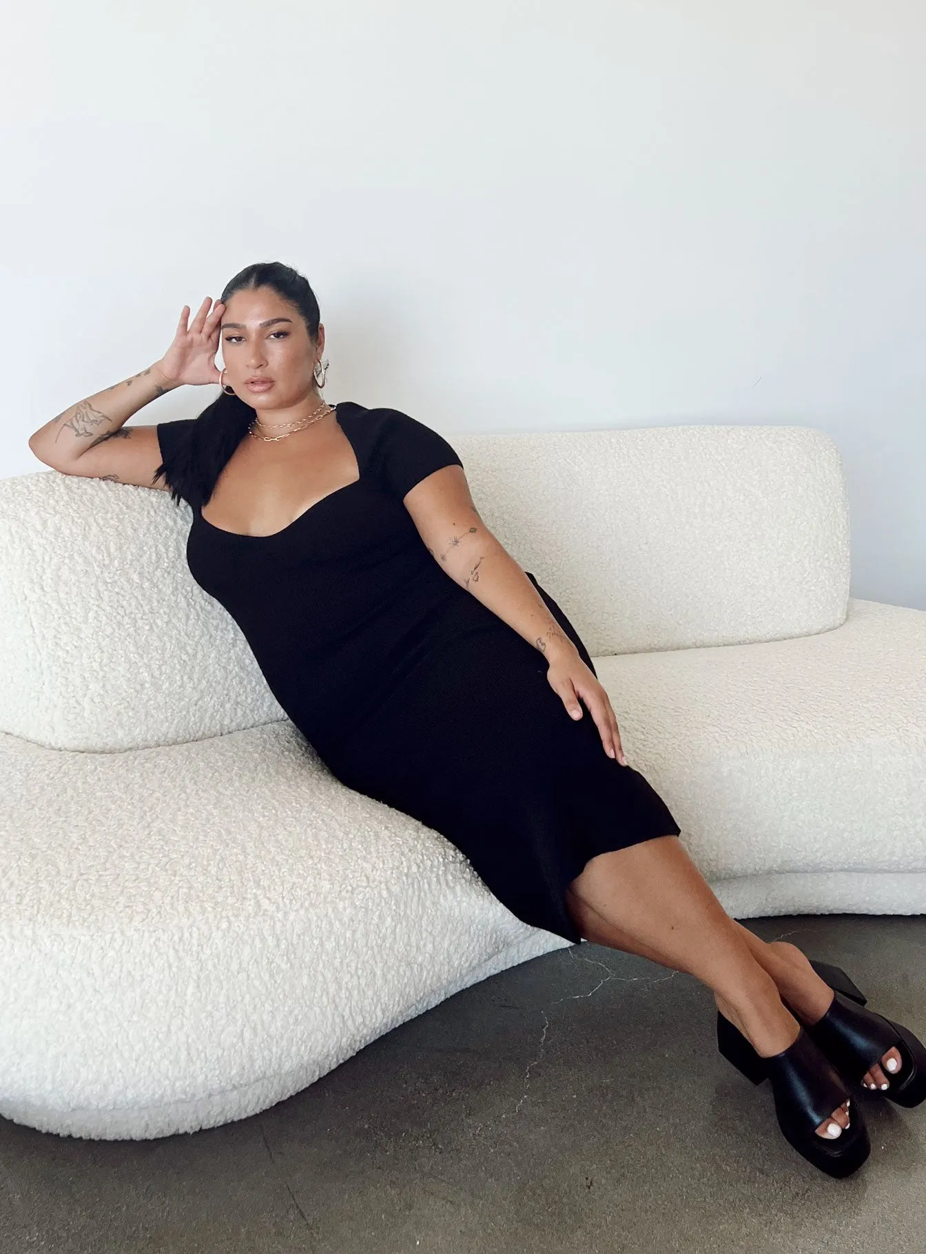 Ellisen Midi Dress Black Curve Chic and Cozy Low Maintenance
