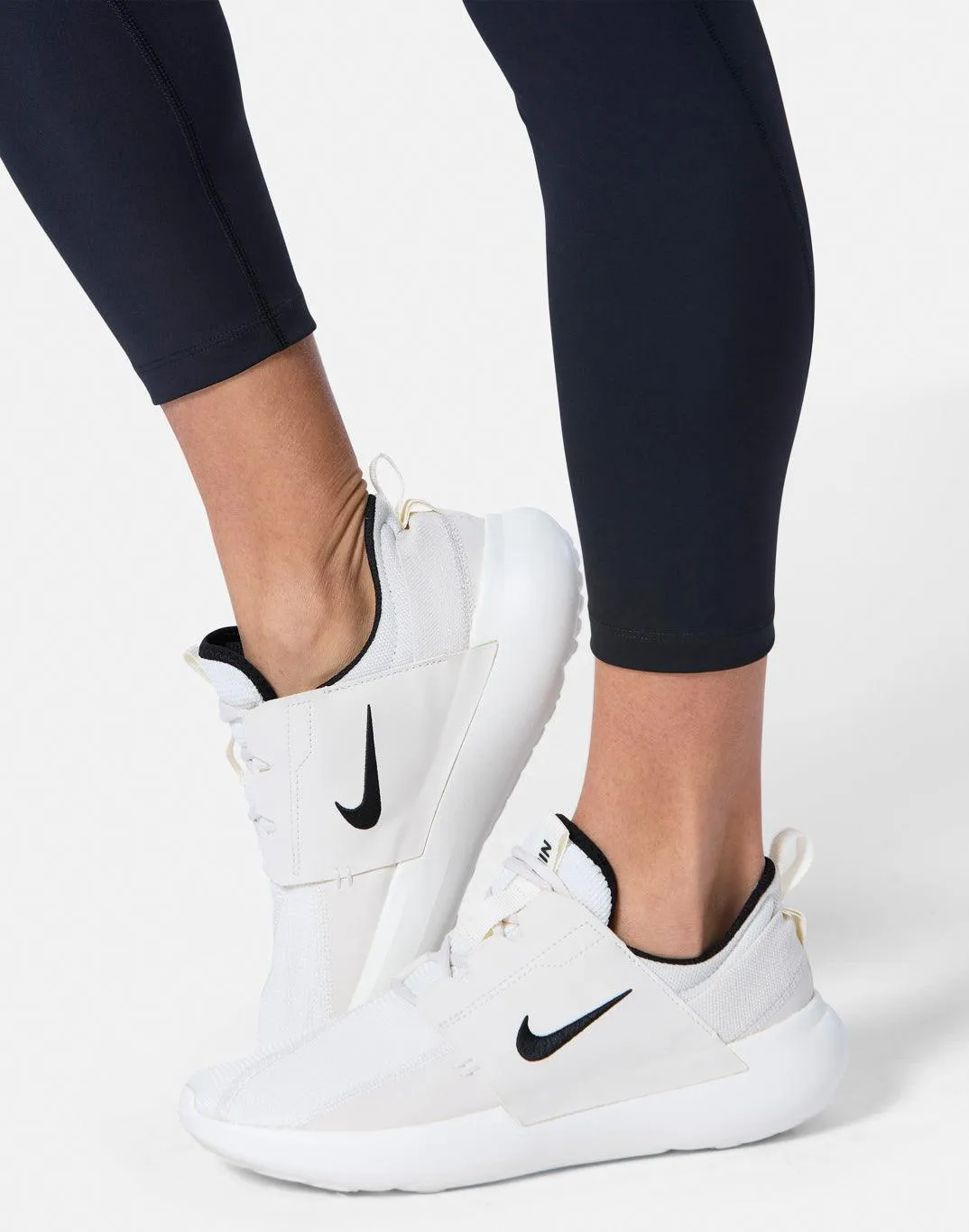 Relentless 7/8 Legging in Black NonRestrictive Movement Carry Ease