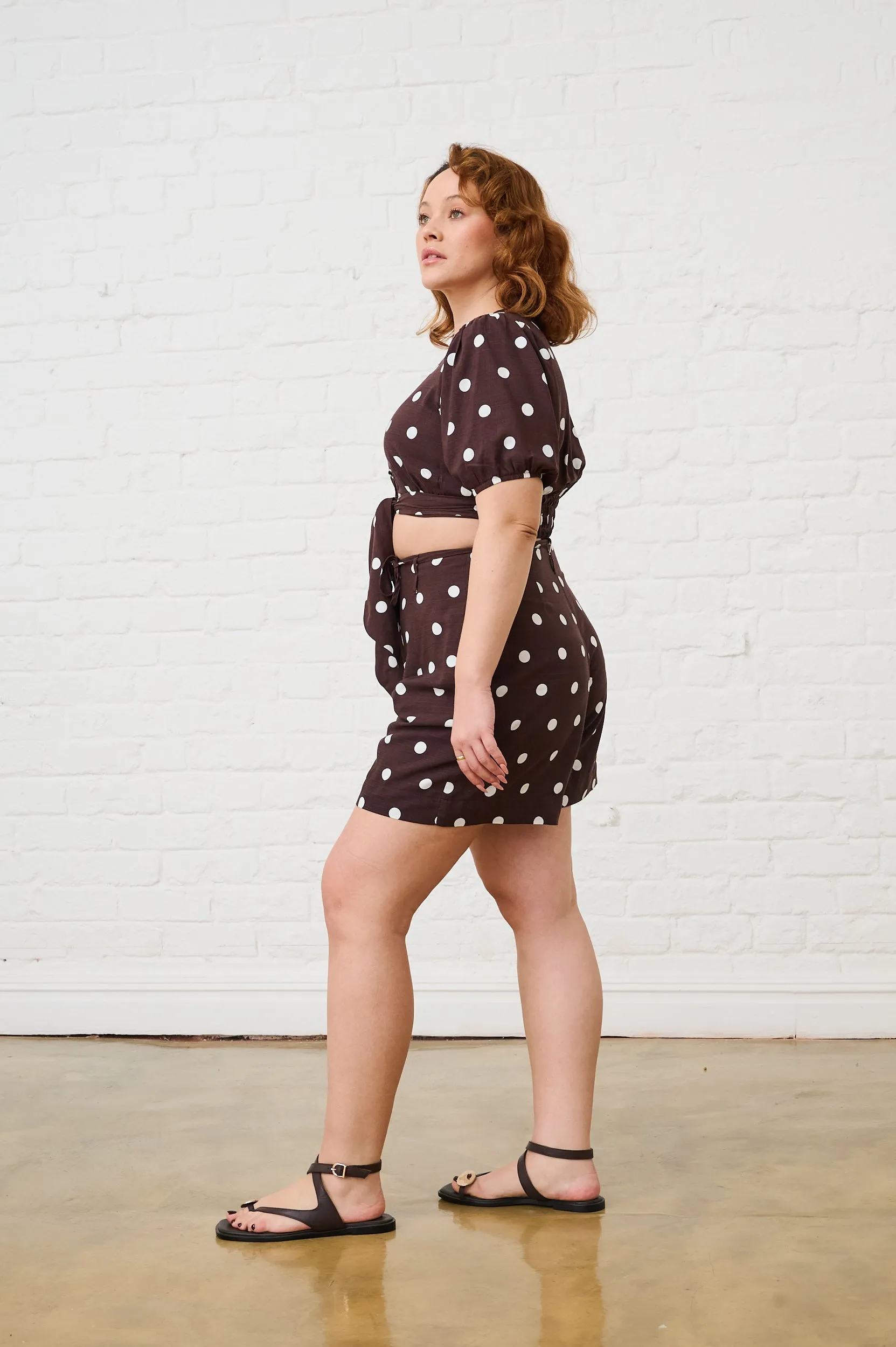 Outdoor Activity Durable Ribbed Hem Front Tie Crop Top in Choc Spot