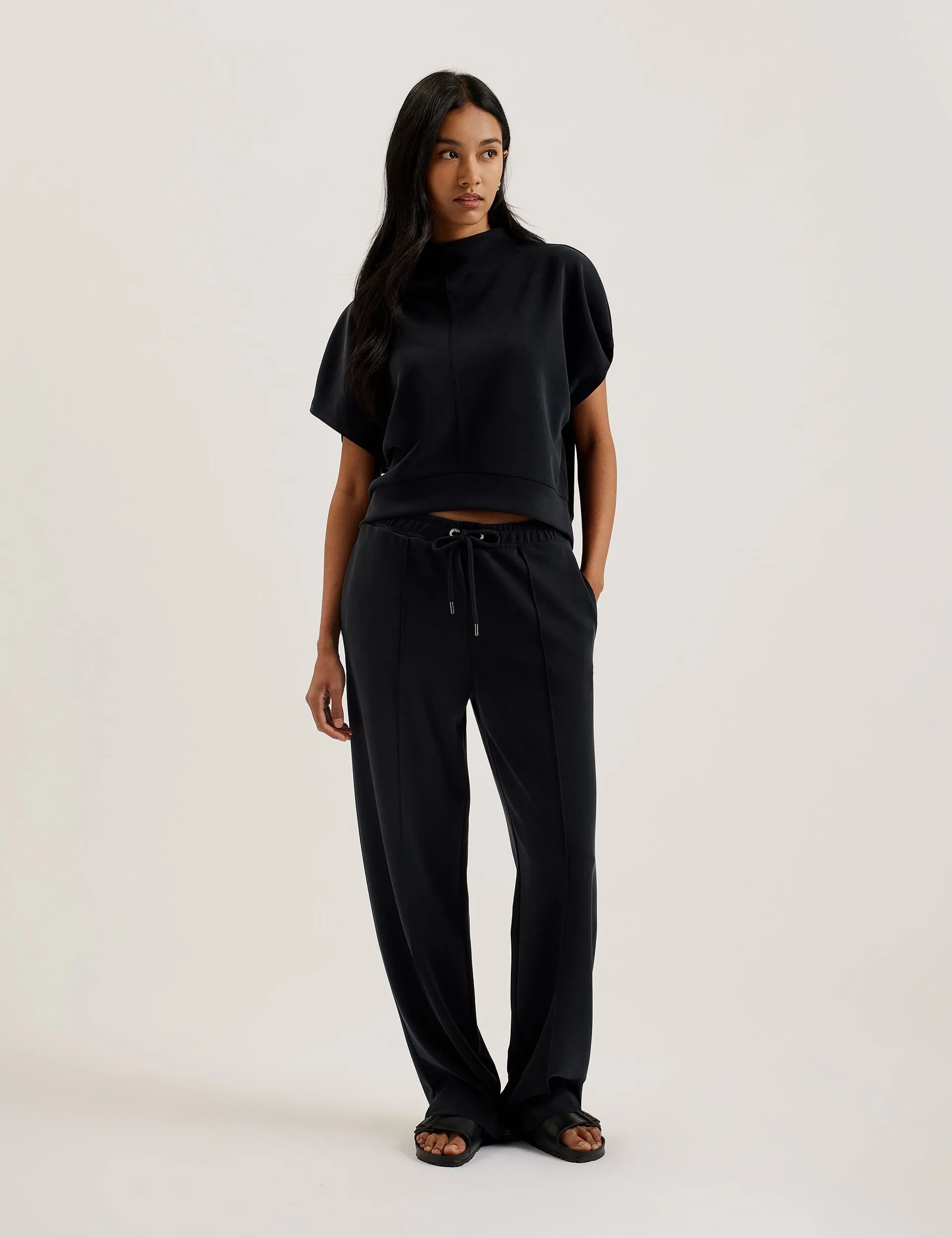 HALIYY | BLACK Clean Aesthetic