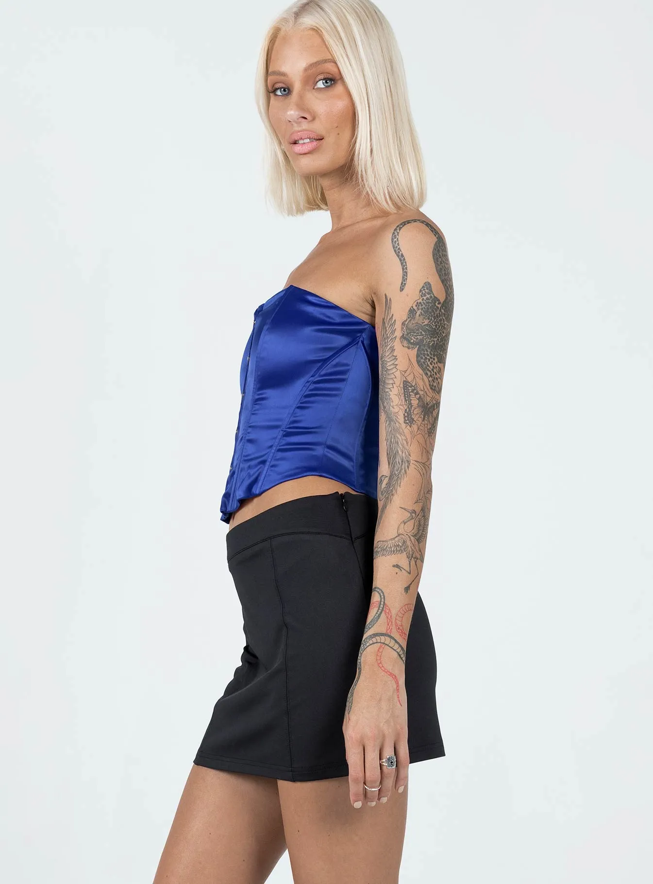 Reimagined Classic Relaxed Feel Ilina Mid Rise Mini Skirt Black