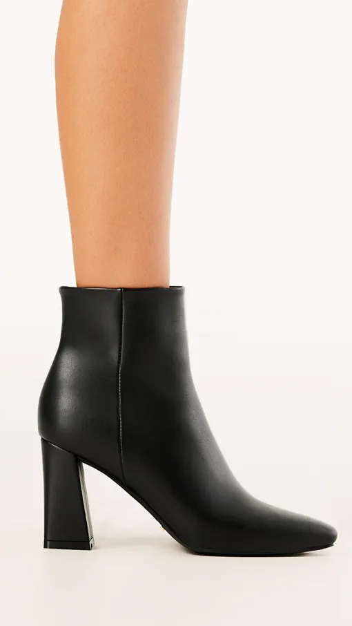 Indeera Boots - Black Skater Performance Fit