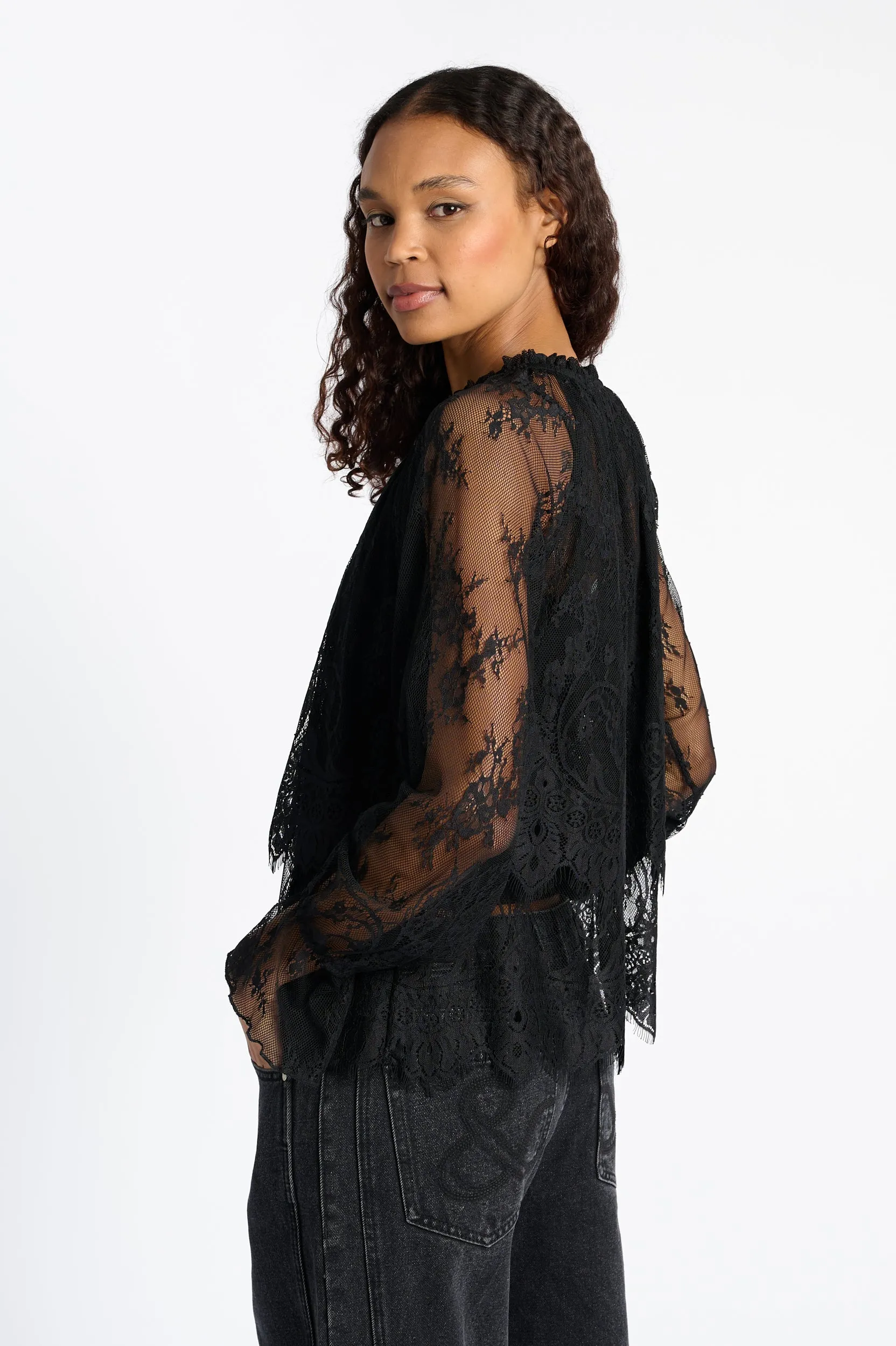 Tiered Blouse in Black Lace Chill Mode Fit