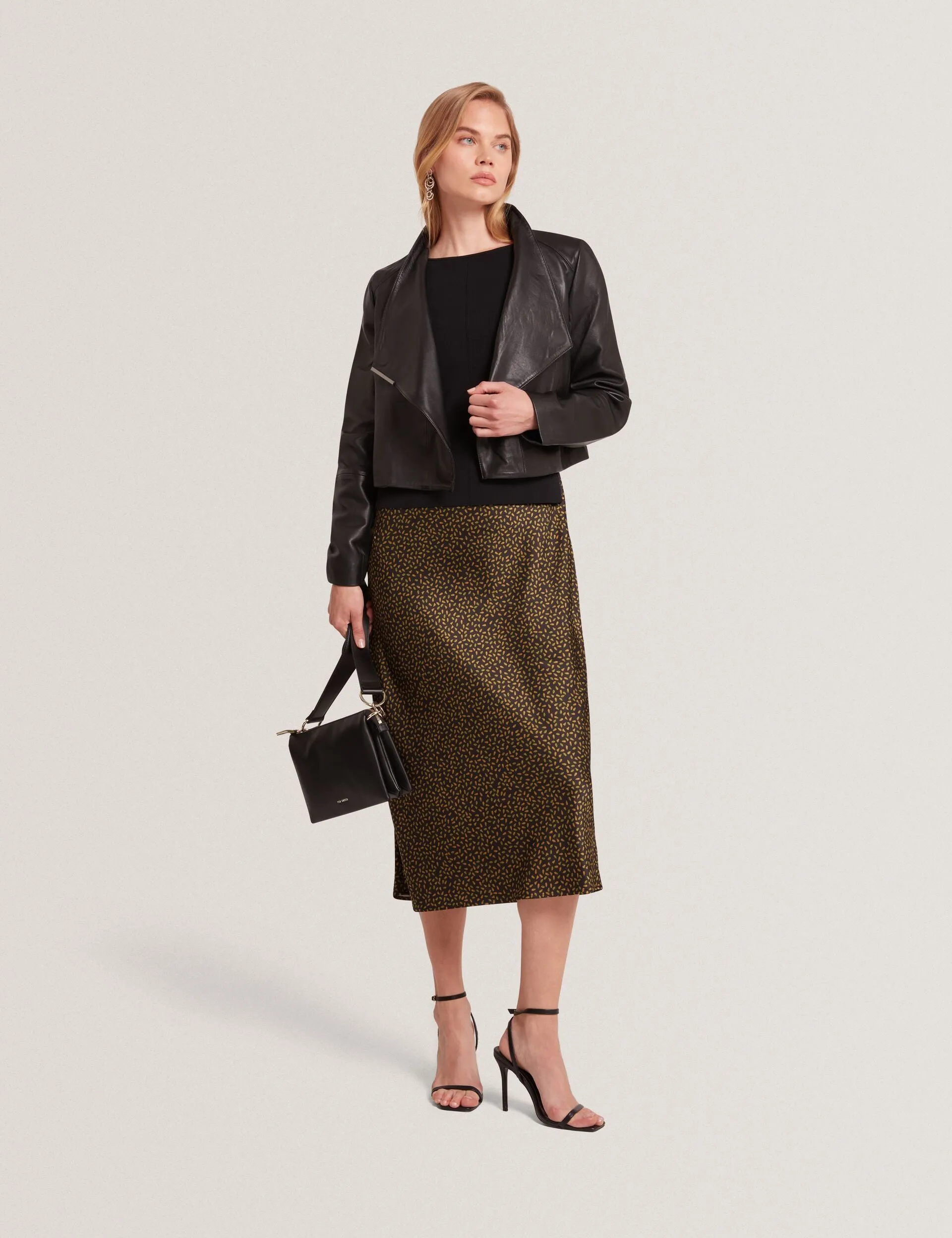 Weekend Chill Style Durable Color Retention RIYOZE | BLACK