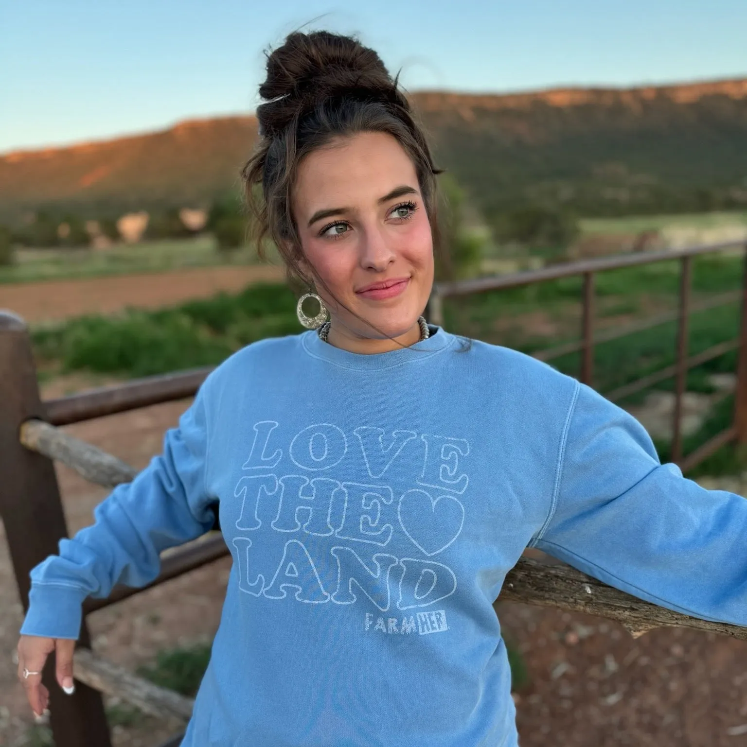 Sweatshirt Crew "Love the Land" Pigment Blue FarmHer Chilly Weather Fashion Piece