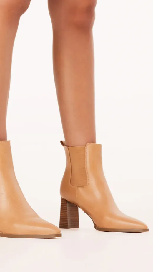 Umiko Boots - Camel Casual urban scene Featherweight Fit